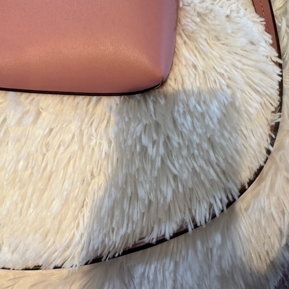 Pink Kate spade crossbody bag, barely used looks brand new - Picture 3 of 4